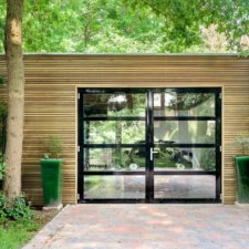 openslaande garagedeur met glas panelen | Brabant Deur