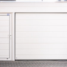 sectionaaldeur met loopdeur stijl ligna | Brabant Deur
