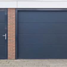 Garagedeur Antra met vrijstaande loopdeur | Brabant Deur