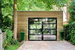openslaande garagedeur met glas panelen | Brabant Deur