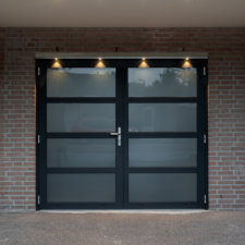 openslaande garagedeur met glaspanelen en lichtlijst | Brabant Deur