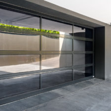 volbeglaasde design garagedeur | Brabant Deur