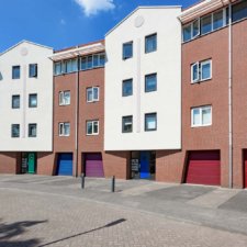 Appartementencomplex met gekleurde elektrische garagedeuren | Brabant Deur