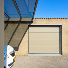 stijlvolle elektrische garagedeur met carport | Brabant Deur