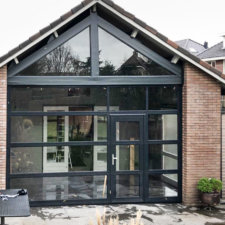 openslaande garagedeur hele glazen pui | Brabant Deur