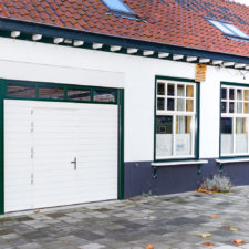 garagedeur met loopdeur en bovenpaneel glas oude stijl | Brabant Deur